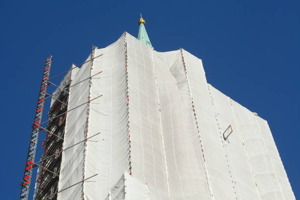 Schallschutz bei Fassadenarbeiten mit Gerüstplane für professionelle Bauprojekte